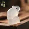 Collar de Calcedonia Blanca Natural de Alta Calidad con Colgante 3D de Ciervo, Gato y Mariposa de Ágata, Mismo Estilo que en Xiaohongshu, Colgante de Jade