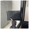 Bolso de mano de alta gama con patrón tejido en relieve, rojo vintage, gran capacidad, diseño simple, adecuado para el trabajo diario y eventos nocturnos