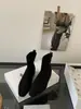 Versão em couro macio! Botas Femininas Curtas com Aumento de Altura Escondido, Camurça Bico Fino, Ajuste Slim, Novo Estilo Outono/Inverno 2025, Adequadas para Combinar com Saias, Botas de Cano Curto