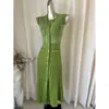 Elegante y sofisticado vestido estilo coreano similar al de Song Qian, con detalles de pedrería, corte ajustado, falda larga, cuello redondo pequeño, sin mangas y diseño intrincado calado.