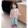Conjunto coreano de tres piezas para niña 2026 primavera/otoño nuevo y elegante: suéter top y pantalones de cuadros