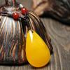 Colgante de gota de agua de cera de abeja ámbar vivo amarillo aceite de pollo cuadrado marca piedra original ámbar sangre collar cadena para suéter hombres y mujeres Paquete de regalo