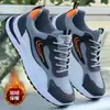 Novos sapatos masculinos outono e inverno 2022 sola macia antiderrapante sapatos de pai sapatos quentes de algodão forrados com lã sapatos casuais esportivos de couro impermeáveis