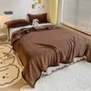 Manta de Terciopelo de Leche Color Sólido al por Mayor Manta para la Siesta Juego de Tres Piezas de Sábanas de Invierno Manta de Terciopelo Coral Terciopelo de Doble Cara Manta de Regalo
