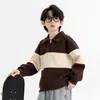 Moletom Infantil 2026 Primavera e Outono Novo Estilo Blusão Color Block com Gola Lapela Manga Longa para Crianças de Meia-Idade e Maiores Tendência Blusa com Gola Polo
