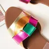 Novos sapatos femininos plus size transfronteiriços, sandálias de moda de cor sólida com tiras cruzadas, chinelos slip-on planos modernos para uso interno e externo para mulheres