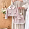 Conjunto de vestido da moda para meninas, estilo coreano, para primavera e outono de 2026, apresentando uma saia curta rosa fofa com retalhos, um conjunto de duas peças