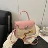 Bolso Cruzado Bordado con Letras 2025 Verano Nuevo Moderno Elegante Bolso Cuadrado Pequeño a la Moda Versátil de Mano Pequeño de Color Contrastante para Mujer
