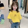 Camiseta de Manga Larga de Algodón Puro para Niñas con Estampado de Dibujos Animados Lindo y Diseño de Retazos Rayados 2026 Nueva Colección Primavera y Otoño Cuello Redondo