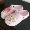 Sandalias caladas de nuevo estilo para verano, decoraciones frescas para zapatos de playa DIY, de suela gruesa, a la moda, antideslizantes, transpirables, de secado rápido, chanclas que aumentan la altura