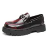 Estilo Outono e Primavera 2025 Sapatilhas Slip-On Sapatos com Solado Grosso que Aumentam a Altura Sapatos Casuais de Couro Masculinos Pretos Modernos 3062