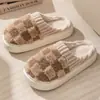 Novidade 2026 outono e inverno feminino, chinelos de algodão quentinhos e grossos para casa, estilo casal, com sensação de "pisar em merda"
