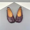 2025 Novos Sapatos Flats Versáteis Retro Plissados com Biqueira Dividida Pata de Porco Sola Reta Ferradura Sapatos Flats Sola Reta Ballet Mary Jane para Mulheres