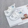 Tênis Esportivo Infantil para Meninos e Meninas, Tênis de Malha, Verão 2026, Malha Simples Respirável, Sola Macia Versátil, Tênis Branco Fashion para Estudantes