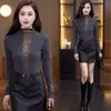 Top de moda com mangas compridas, novo para outono/inverno, com decote semi-alto e adornado com strass, projetado para te deixar mais jovem e magra, uma peça básica elegante e versátil para mães.