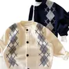 Cardigã de Tricô Infantil para Meninos, Novo Estilo Primavera e Outono 2026, Suéter com Padrão Argyle para Crianças Pequenas, Alta Elasticidade, Casaco de Bebê Tendência para Meninas, Estiloso