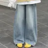 Conjunto de Chaleco y Camisa Súper Elegante Estilo Coreano para Niñas, Atuendo de Primavera 2026 Modelo Nuevo, Conjunto de Tres Piezas de Pantalones Vaqueros de Primavera y Otoño para Niños