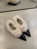 Zapatos peludos de moda estilo europeo para mujer, diseño retro de nicho 2025 invierno, punta fina, tacón grueso, planos forrados de felpa
