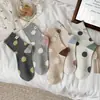 26 Estilos Nuevos de Calcetines para Mujer para Primavera y Verano, Hechos de Algodón Peinado, de Longitud Media hasta la Pantorrilla, con Lunares Grandes, Etiqueta de Tela Colorida en el Talón y Calcetines Holgados