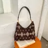 2026 Moda Retro Gamuza Mujer Otoño Nueva Llegada Gran Capacidad Viaje Diario Hombro Único Portátil Cruzado Cubo Bolso Color Café