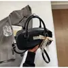 Bolsas Femininas de Alto Padrão Transfronteiriças, Versátil para a Primavera de 2026, Nova Bolsa Transversal da Moda, Bolsa de Mão Casual, Bolsa Boston Almofada