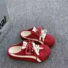 Populares zapatillas de entrenamiento alemanas sin espalda estilo Chanel para mujer, 2026 moda de verano versátiles mules de cordones para el campus con punta cerrada