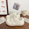 Tênis brancos femininos de sola grossa com velcro, fofos e descolados, design original de nicho, modernos e adoráveis, sapatos de plataforma versáteis, novidade da primavera de 2026