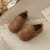 Sapatos pequenos de couro estilo britânico, nova coleção primavera/outono 2026, sapatos estilo princesa coreana com fivela para meninas, e sapatos estilo Birkenstock retrô para meninos