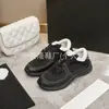 2025 Novo Estilo Estilo Chanel Cadarço Cor de Couro Combinando Tênis Tênis de Corrida em Lona para Casal Aumento de Altura Versátil Amantes