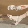 Sandalias de Moda de Tacón Alto Jingang Cg5507 para Uso Exterior 2025 Nuevo Verano Punta Cuadrada Tacón Grueso Versátiles de Tacón Medio para Mujer