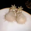 Brincos de Neve de Diamante Inlaid com Agulha de Prata e Pom Pom de Pelo com Pérola Luxo Acessível Brincos de Alta Qualidade Design Versátil para Outono e Inverno Nicho