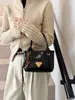 Bolso Retro Pequeño Transfronterizo para Mujer 2025 Invierno Nuevo Estilo Versátil Bolso de Hombro Cruzado Bolso de Mano Exquisito Bolso Cubo