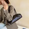 Bolso de hombro para mujer, estilo bandolera, con hebilla de motocicleta, diseño baguette, para llevar debajo del brazo, temporada Otoño 2026, cuero suave encerado al aceite, estilo Maillard vintage, con asa larga para el trabajo