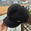Gorra de Boina para Mujer Otoño 2025 con Estampado Floral, Logo Metálico y Visera de Piel, Estilo Retro Cálido