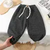 Pantalones casuales de primavera y otoño para niños y niñas, pantalones deportivos modernos y elegantes para niños, pantalones de chándal a rayas estilo coreano con dibujos animados
