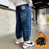 Z863 Tudo-em-Um Lã Início do Inverno Infantil Novo Estilo de Inverno 2023 Moda Esportiva Jeans com Forro de Lã Quente para Meninos