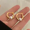 Brincos Redondos de Metal com Pérolas Huixiang Luxo Leve Retrô Novos Tendência Design de Alto Padrão Diretamente do Fabricante