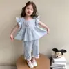 Conjunto de Verão para Meninas com Mangas Bufantes Novo Estilo 2026 Conjunto de Duas Peças Xadrez de Manga Curta com Calça Flare para Crianças Roupas de Verão para Bebês