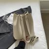 Bolsa de ombro feminina vintage fashion com axilas 2024 nova bolsa de ombro moderna e versátil bolsa casual simples de nicho