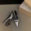 Sapatos de salto alto de nicho de salto baixo para mulheres, bico fino stiletto, novo modelo primavera-verão 2026, sandálias fechadas estilo francês prateadas e pretas
