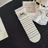 Nuevo estilo de otoño e invierno: Calcetines japoneses simples y versátiles de gato lindo hasta la mitad de la pantorrilla con lazo, calcetines de moda para mujer, suaves y cómodos