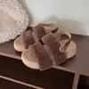 Sandalias de mujer con suela gruesa, de una sola tira y forro de lana de cordero, perfectas para usar al aire libre en la temporada otoño/invierno 2026. Estos elegantes zapatos peludos de punta abierta, antideslizantes y casuales son imprescindibles