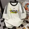 Tops Casuais Soltos Estilo Casal Verão 2026 com Design Único Estampa Graffiti Listras Triplas Camiseta de Manga Curta Tendência