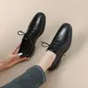 Super confortável~! Versão em estoque pronto novos mocassins femininos retro leves de salto grosso em couro macio com cadarço britânico, peito do pé profundo, único