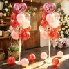 Decoración del Día de San Valentín con globos de columna flotante para eventos festivos en centros comerciales, creando una atmósfera romántica