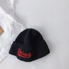 Chapéus Infantis Outono e Inverno Novos Versáteis Chapéus com Proteção de Orelha para Meninos e Meninas, Gorros de Tricô com Letras, Chapéus de Bebê, Gorros