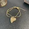 Pulsera de Brazalete con Colgante de Amor Dorado de Doble Capa Retro Exquisita de Nicho Nueva Moda de Alta Gama Elegante Todo Combinable