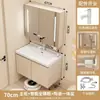 Tocador de baño color crema para espacios pequeños, con un gabinete estrecho, un lavabo de cerámica integrado y una combinación de gabinete para lavabo