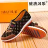 Zapatos de tela del viejo Pekín para mujer, suela blanda, casual para mediana edad y ancianos, nuevos de otoño, slip-on, planos ligeros para mujer