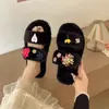 Chinelos peludos florais de outono e inverno para uso externo 2026, novos chinelos femininos baixos, doce decoração para casa